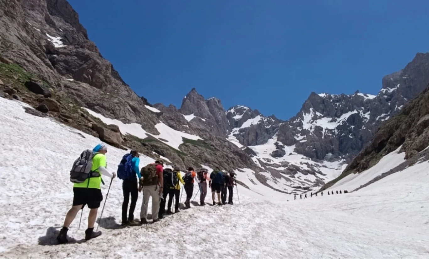 MAYIS AYINDA BUZULLARIN ARASINDA HAKKARİ'DE BİR BAHAR MASALI  - Fotoğraf 2