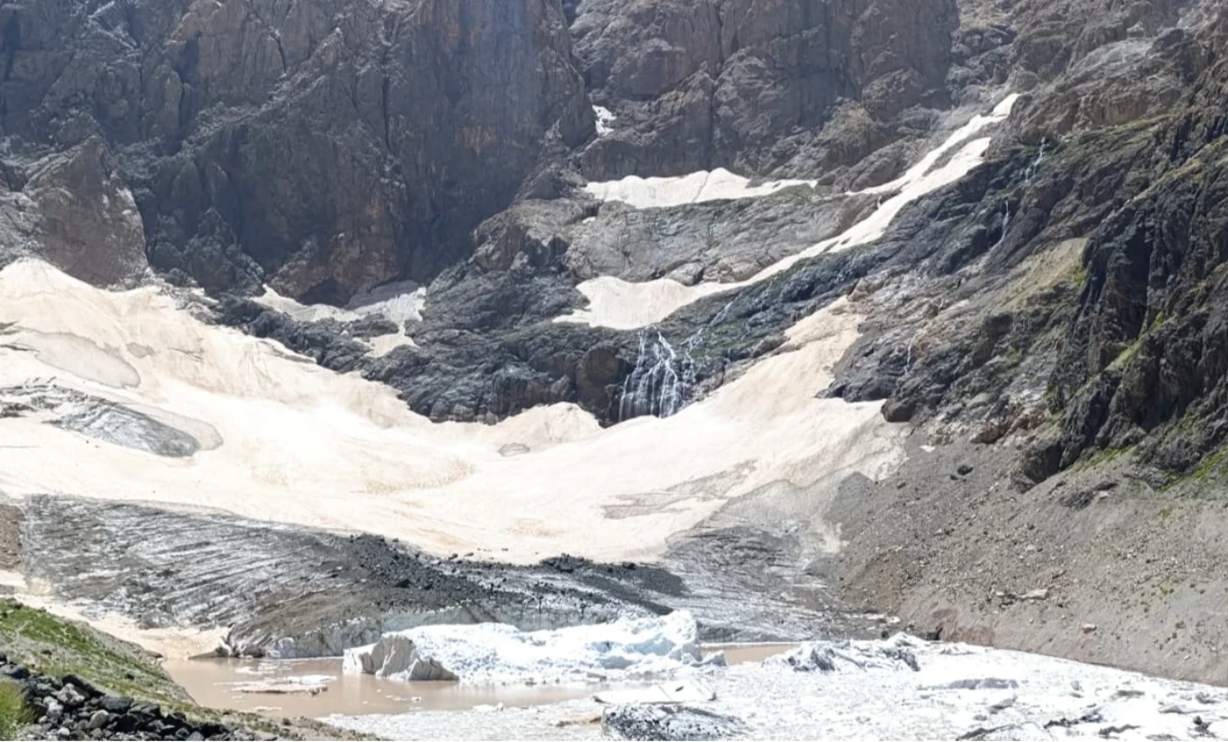 MAYIS AYINDA BUZULLARIN ARASINDA HAKKARİ'DE BİR BAHAR MASALI  - Fotoğraf 3